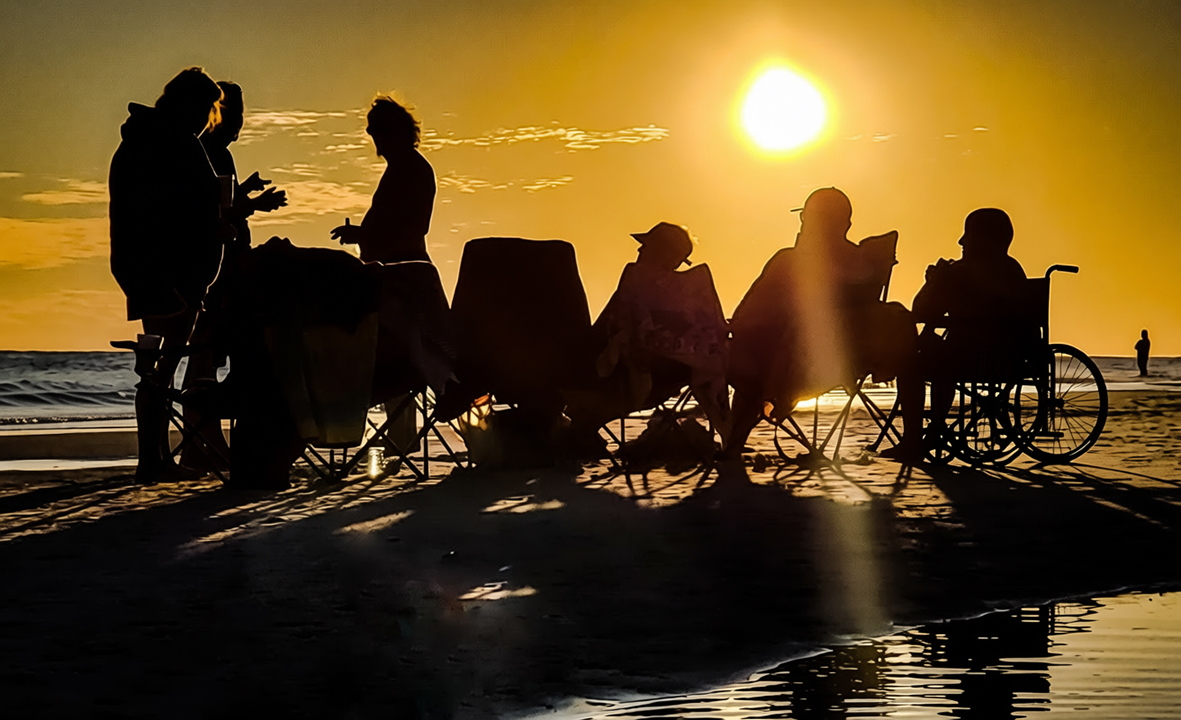Reisegruppe am Strand beim Sonnenuntergang Reisegruppe am Strand beim Sonnenuntergang